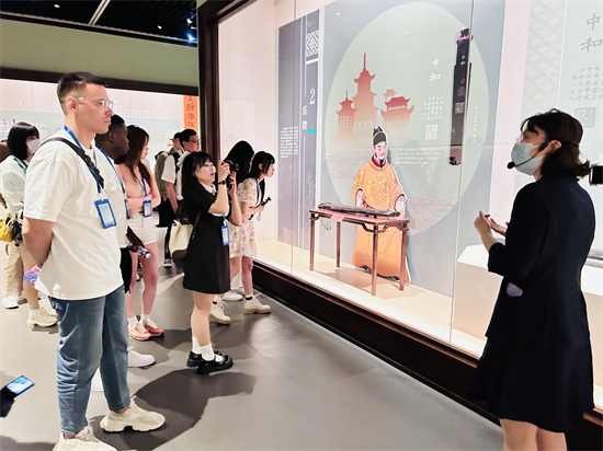 海外网红听解说员讲述古琴背后的历史故事 摄影 陈沫