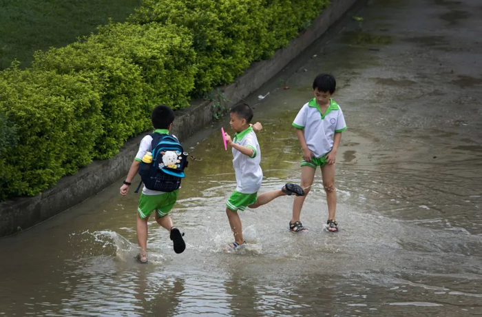 2014年5月30日，孩子们在积水滩上也能玩半天。 