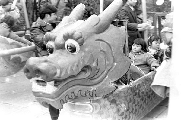 　　1983年的早春，龙华公园儿童园内人头攒动。范文卿 摄