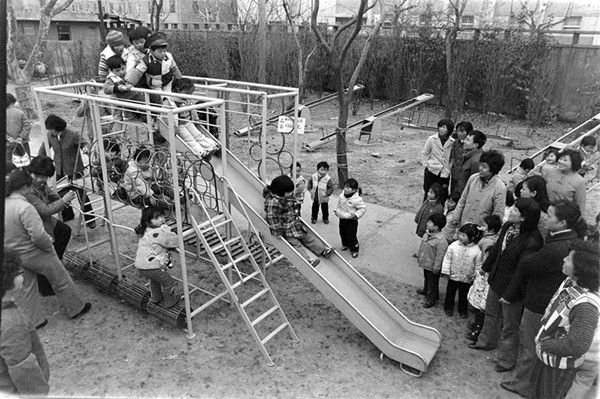 　　1986年，当时的永安玩具厂为六一儿童节举办玩具展销会，孩子现场体验滑滑梯。夏永烈 摄