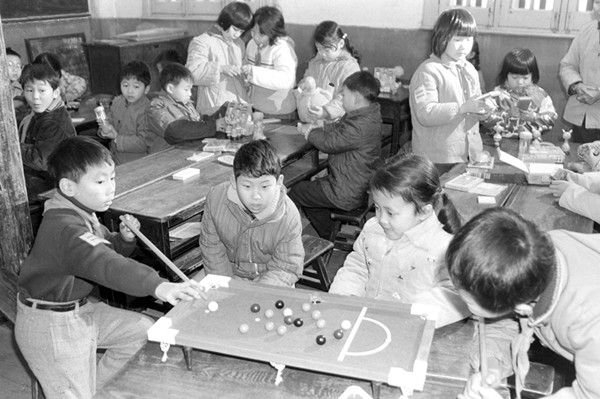 　　1983年的卢湾区第三小学，小朋友在兴趣班里打着“康乐球”。夏永烈 摄