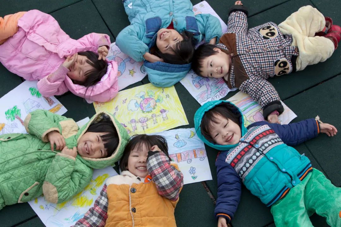 2015年1月16日，在清远市社会福利院，6个孩子和画作合影，对着镜头开心地笑。清远日报记者 黄昱茜 摄