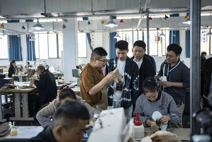 肖龙在工厂查看