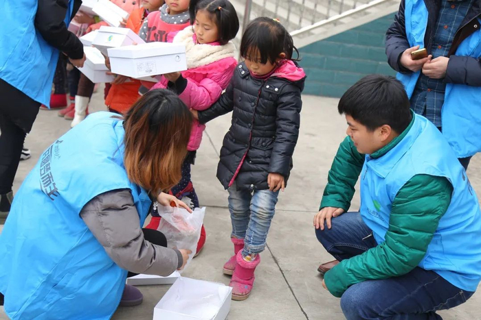 2016年肖龙带领团队在雅安庐山做公益