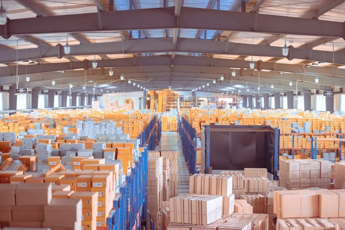 仓库里堆满卖不出去的鞋