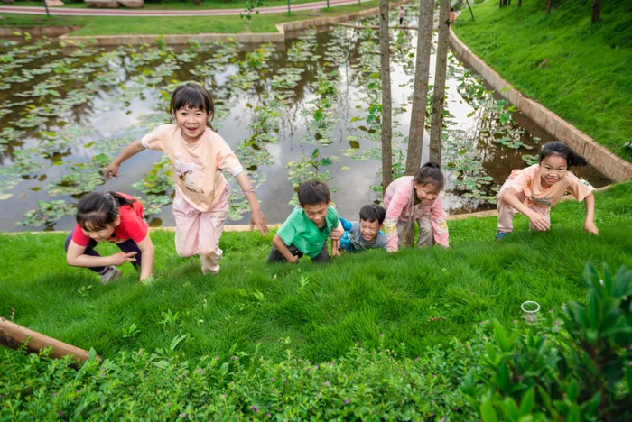 2022年5月26日，连南三排镇大埂瑶族村的小孩子放学后，去石漠化公园里玩耍。（清远日报签约摄影师 罗良安 摄）