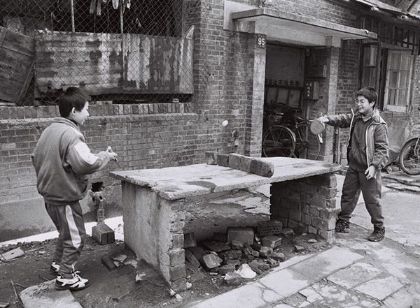 　　1985年11月凤城三村， 住一幢楼的同学，放学归来后在楼下简易的长石板中间放上几块砖，便开始“乒乓球比赛”。 种楠 摄