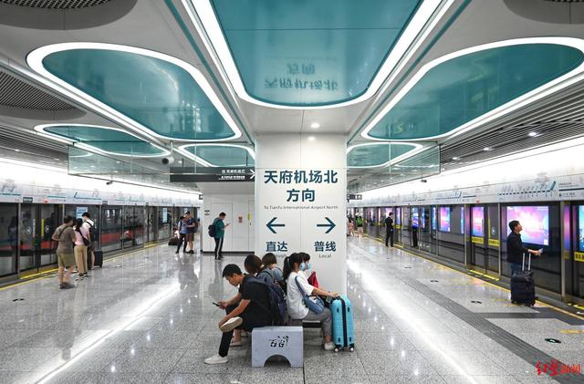 ▲火车南站地铁站台内张贴直达、普线乘车指引提示