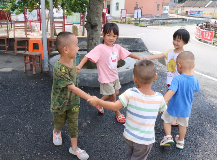 2020年7月28日，阳山县，孩子们边唱着“氹氹转 菊花园”的儿歌，边玩着游戏。（清远日报特约通讯员 张丽思 摄）