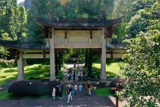 游客在武夷山朱熹园武夷精舍参观（2022年6月6日摄，无人机照片）。新华社记者 姜克红 摄