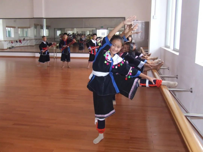 2007年9月6日，连南民族小学学生在上舞蹈艺术课。
