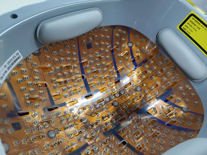 上图为 380 颗激光头版的内部图