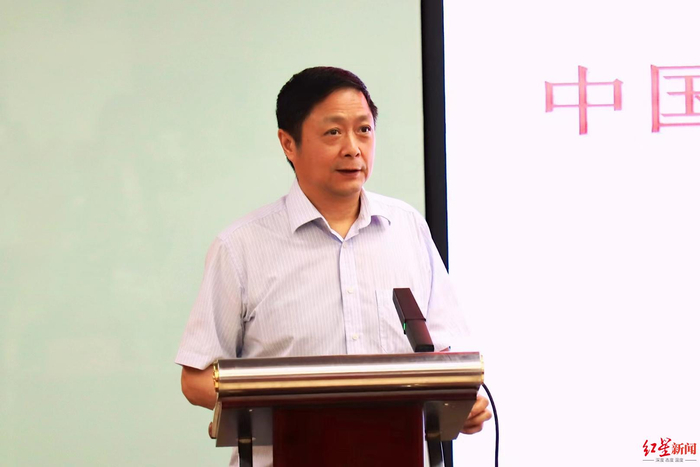 ↑中国控制吸烟协会副会长廖文科在“中国控烟校园行”推进会上发言