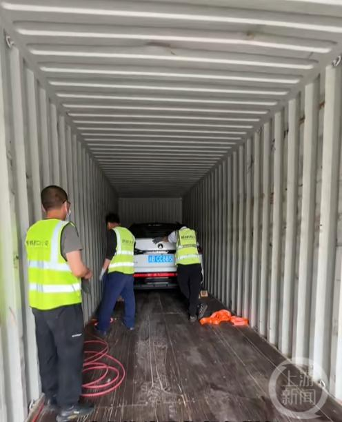 ▲通过渝新欧铁路将车运往德国。  图片来源/视频截图