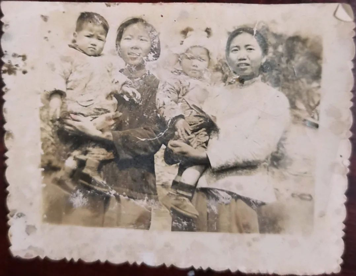 1978年摄于连州，刚满周岁的黄艳玉与她的母亲、小姨和小15天出生的表妹合影。（黄艳玉 供图）