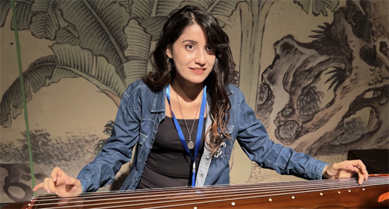 土耳其网红娜丝丽试弹古琴 摄影 陈沫