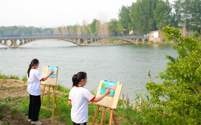 5月19日，小学生在邢台百泉湖写生。 河北日报记者 赵永辉摄