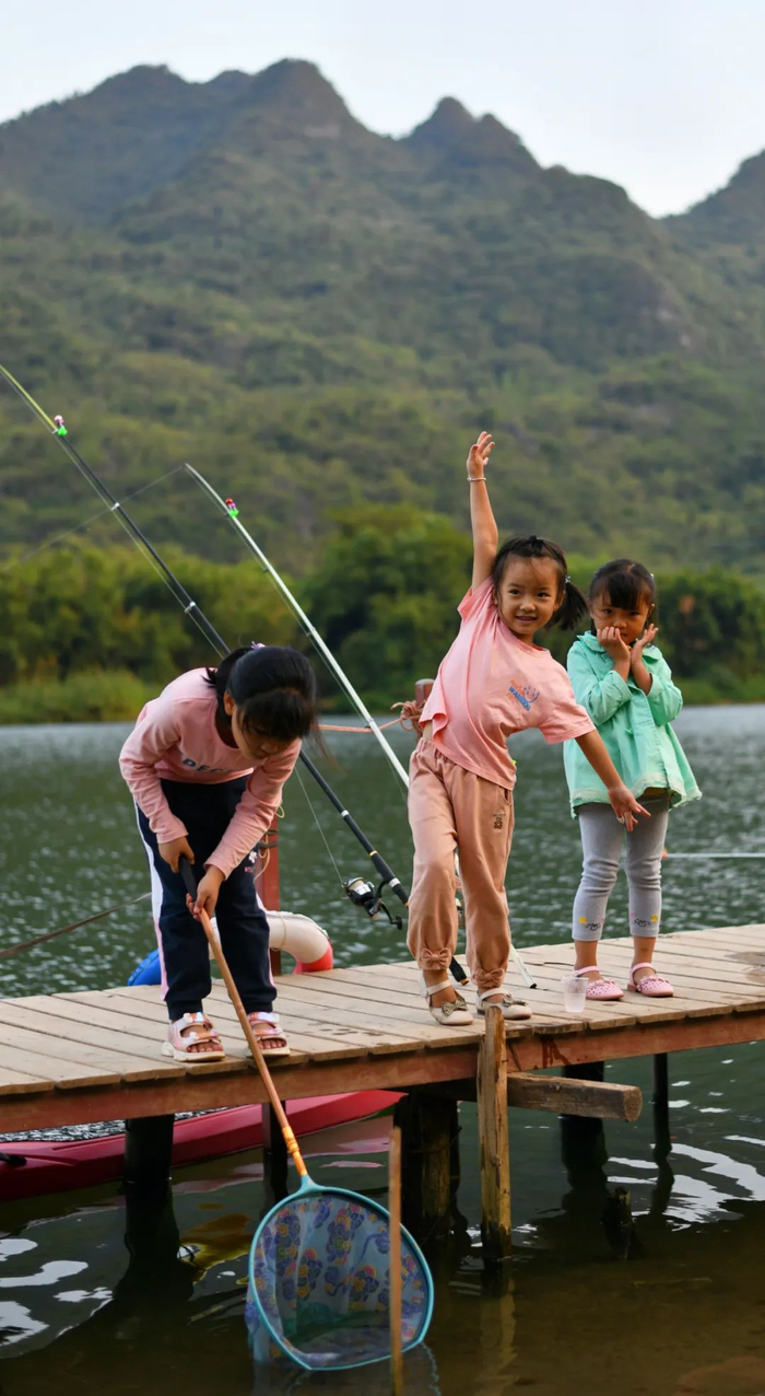 2022年10月7日，阳山县青莲镇阳隅驿站，孩子们在连江河边玩耍。（清远日报签约摄影师 邓燕南 摄）