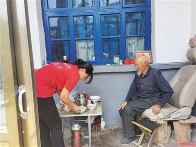 中午12点10分，志愿者明香香给104岁的谢文清送来午餐。