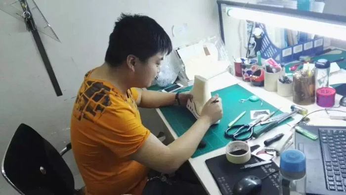 刚进入女鞋行业的肖龙，在学制鞋