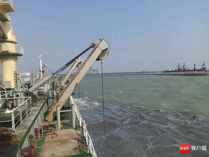 中铁浚17、冀港浚6在八所港5万吨级航道开展疏浚清淤作业。东方交通运输局供图