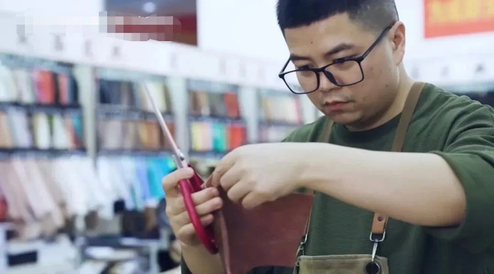 肖龙在挑选新款面料