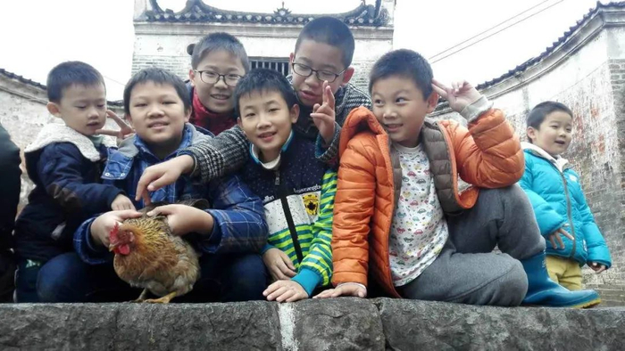 摄于2018年，这熊群孩子，拍个照还要抓只清远鸡来。