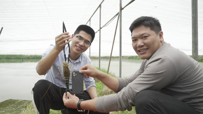 图 | 左一为梁光铖 。王一强 摄