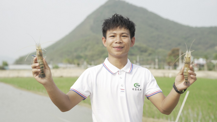 图 | 高要的00后“职业养虾人”梁泳深。王一强 摄