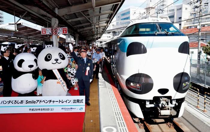 2017年8月5日，日本大阪举行大熊猫主题特快列车发车仪式。图/视觉中国