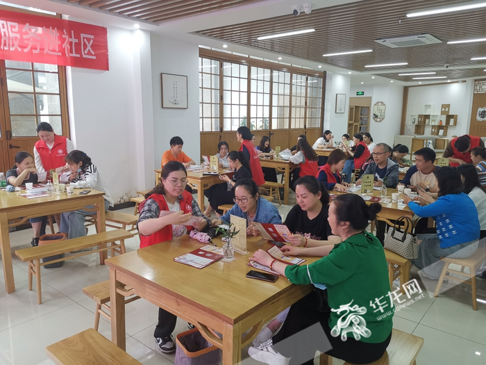 志愿者指导社区居民如何使用“渝快社区”APP。华龙网-新重庆客户端记者 伊永军 摄