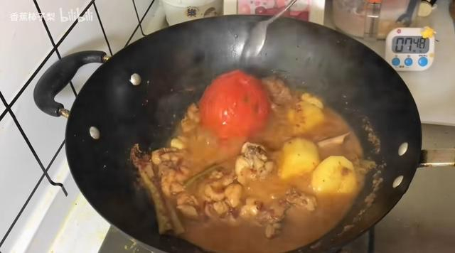 铁锅、计时器、娴熟的勺子分切食材，UP主的厨艺并不“糊弄”