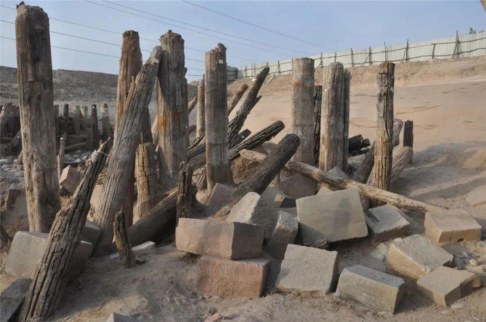 汉长安城遗址厨城门一号桥桥桩与石构件