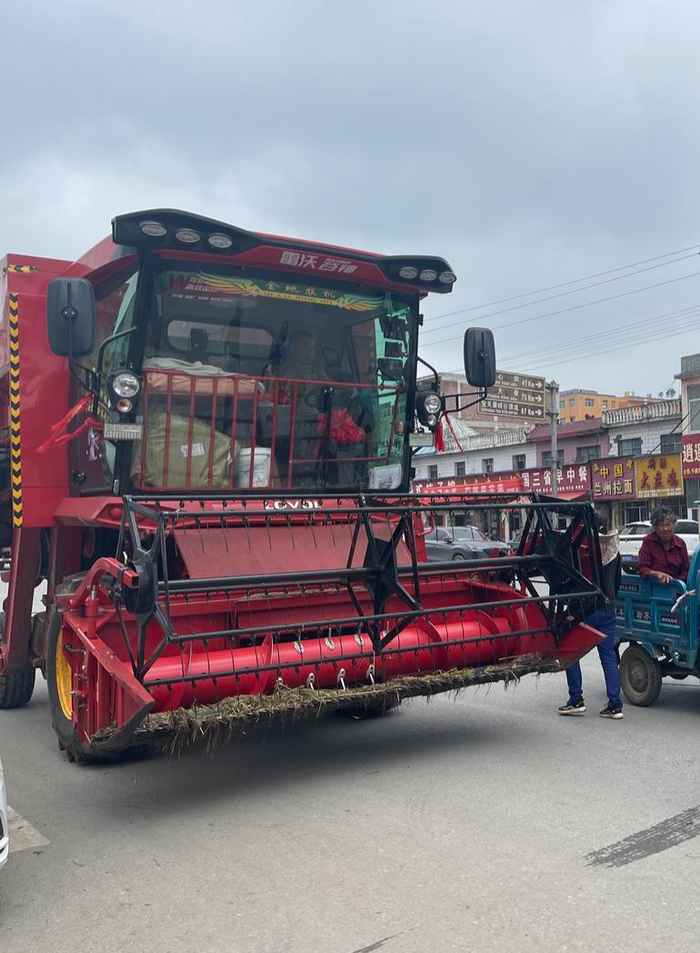 ↑5月31日，南阳新野县，国道上的收割机