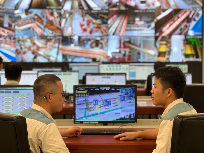 维修人员开展数字孪生可视化平台搭建工作。（周珂全 摄）