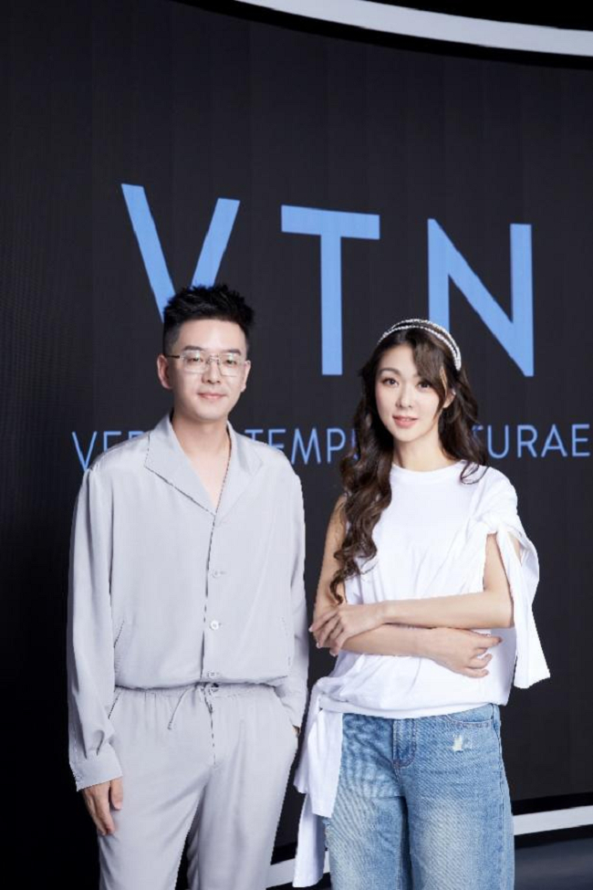 图：歌手、演员薛凯琪（右），VTN总裁Will 吴伟强（左）打卡VTN线下体验店