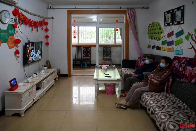 ▲老人在“窝窝”里看电视