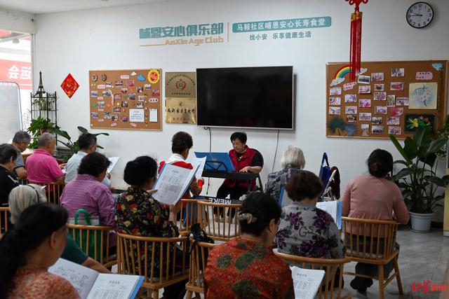 ▲社区老年活动中心里老人正在学习声乐
