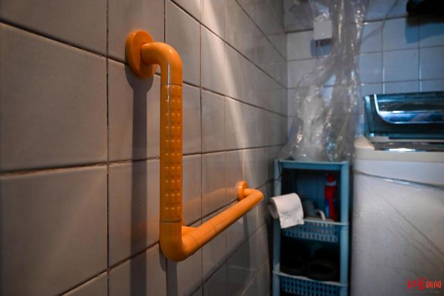 ▲老人家卫生间里安装的扶手