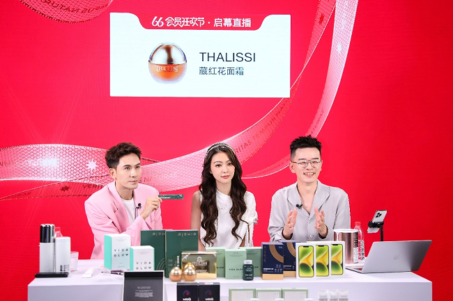 图：VTN黑钻会员、歌手、演员薛凯琪（中），VTN总裁Will 吴伟强（右）