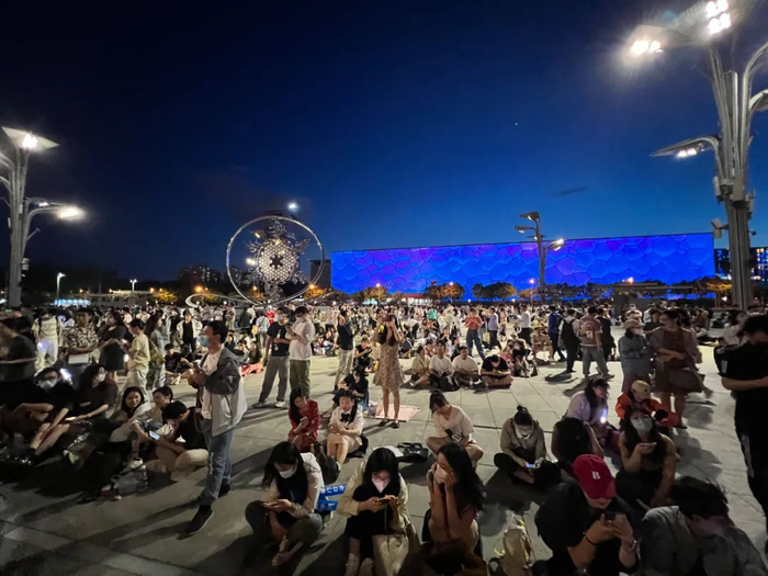 “五月天”演唱会场外买不到票的歌迷和游客。张璐 摄