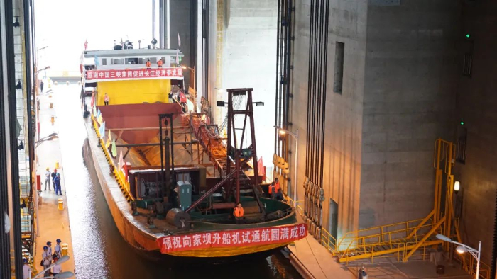 ▲宇航69货船顺利抵达上闸首摄影：但棣瑶