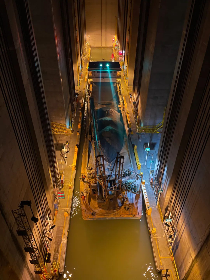 ▲船舶通过向家坝升船机摄影：唐川林