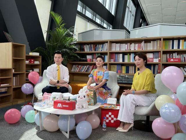 ▲拼多多副总裁、“为你读书”公益捐赠行动负责人侯凯笛做客直播间，讲述捐赠背后的故事。（欣然 摄）