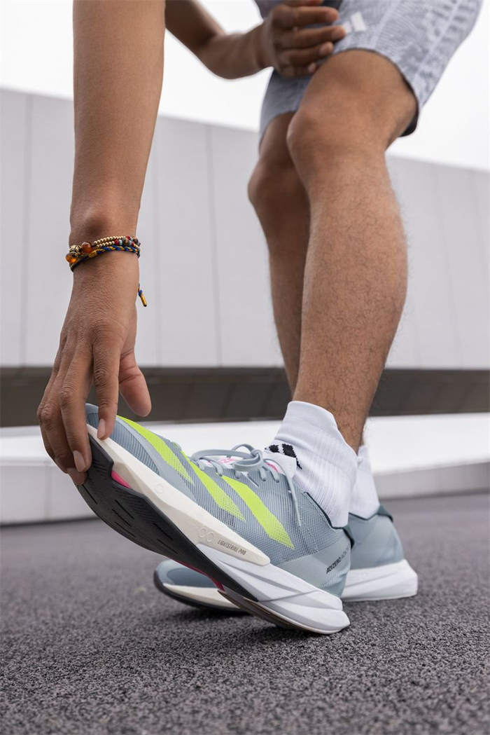 中国马拉松运动员索朗才仁上脚adizero adios 8