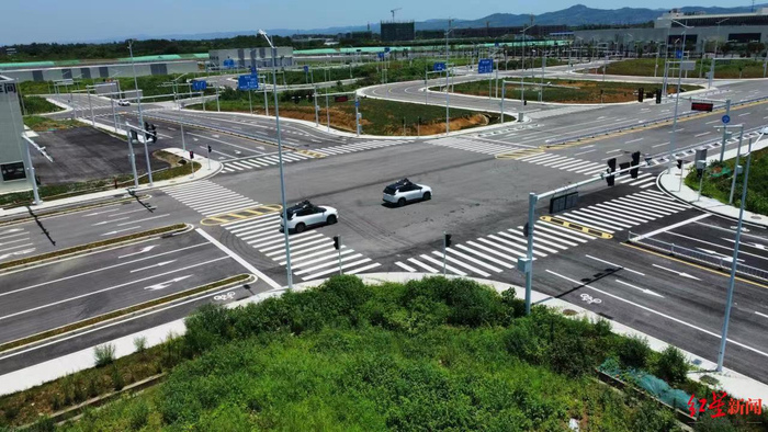 ▲首批“成都造”自动驾驶汽车正式启动测试