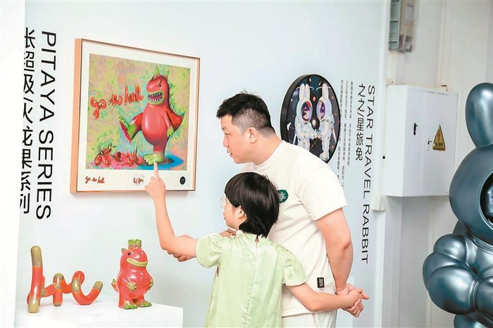 ▲市民参观“艺见未来——当代与潮流艺术展”。受访单位供图