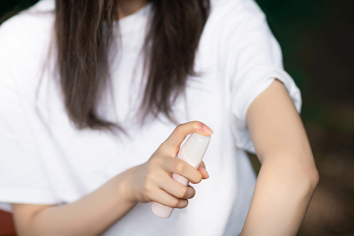 图为消费者正在使用防晒喷雾。（图片由摄图网提供）