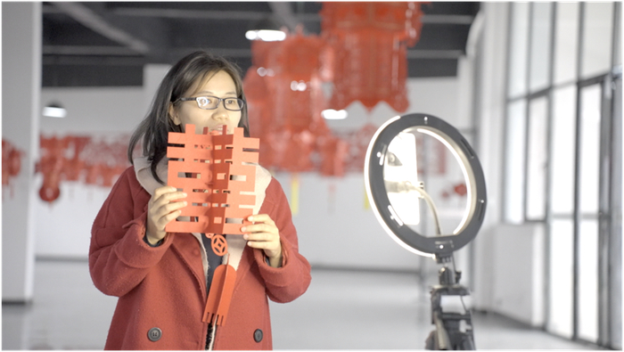 ▲直播、多多视频等工具，帮助易少玲解决了很多线上销售的售后问题，极大地降低了退货率。