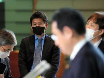 ·担任首相秘书官的岸田翔太郎与父亲形影不离。